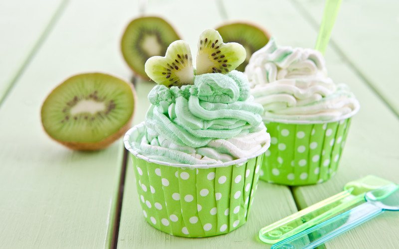 Frozen yogurt with kiwi