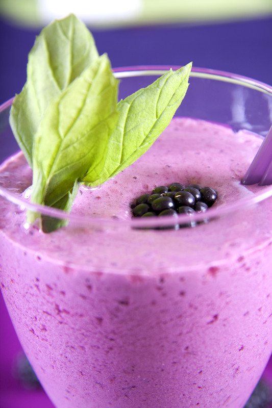 Strawberry, mint and blackberry smoothie