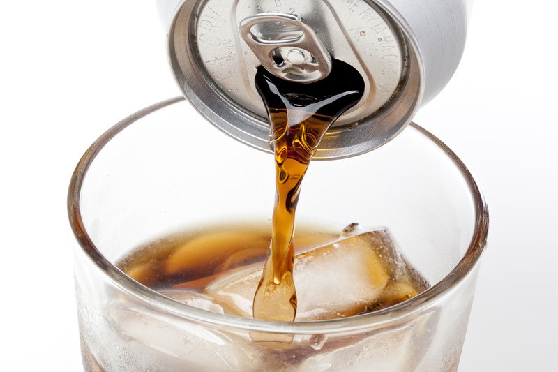 Can pouring diet soda