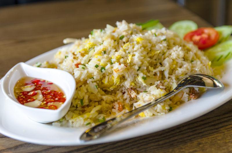 A white plate with kao pad