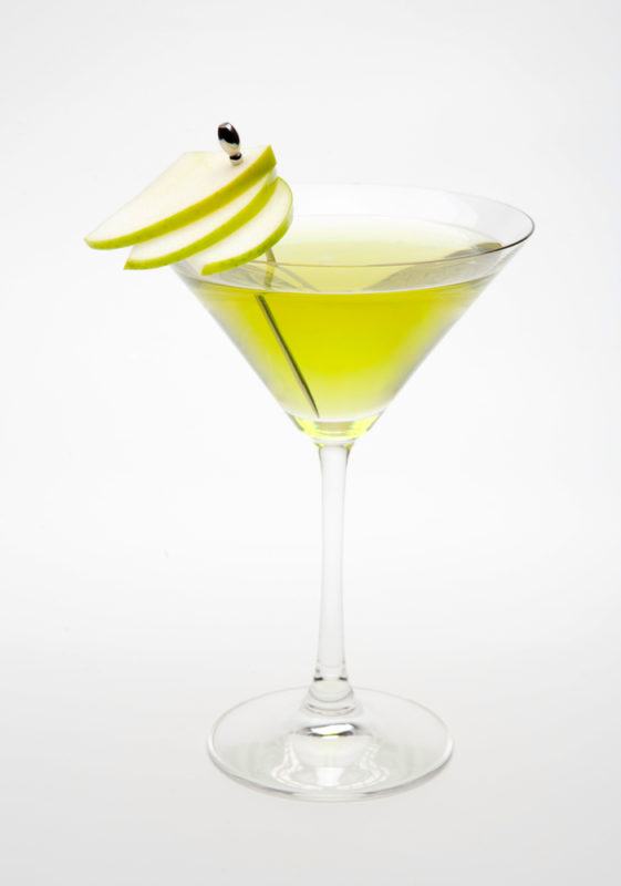 An apple martini with sliced apple as a garnish