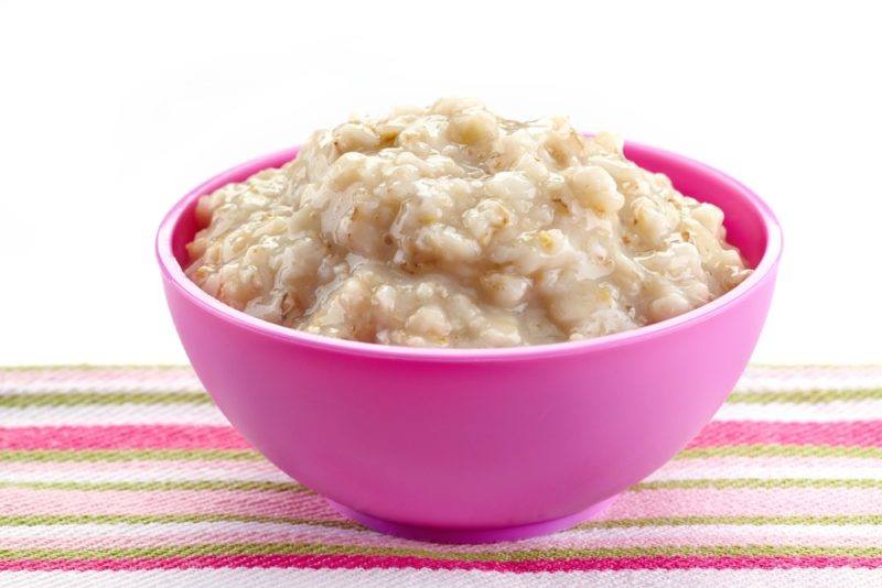 A pink bowl of cooked oatmeal