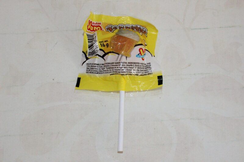 A single Tarrito fruit lollipop on a white background