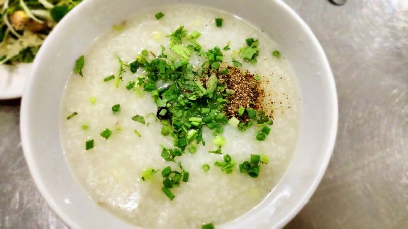 A white bowl of chao, a type of rice porridge