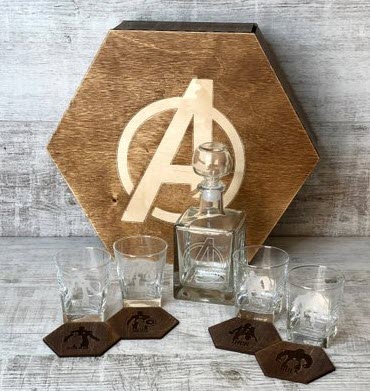 Avengers Whiskey Decanter Set | Food For Net Four whiskey glasses, four coasters and a decanter, all themed around the Avengers