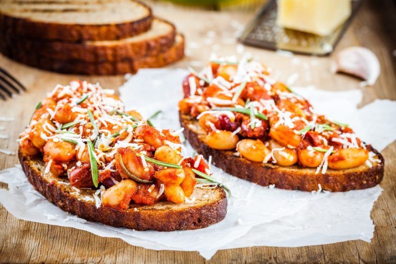 Baked beans on toast with toppings