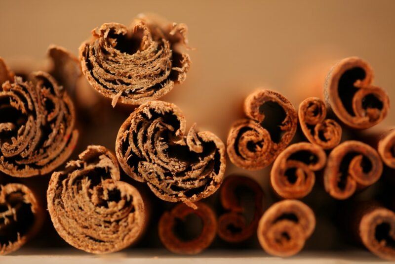 Pieces of cassia cinnamon and ceylon cinnamon side by side