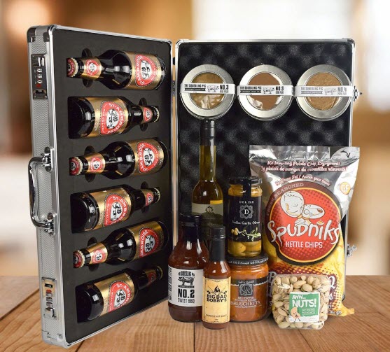 An open briefcase containing 6 bottles of beer and various spices. In front of it are some snacks and sauces. 