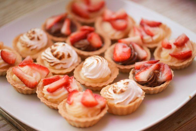 16 fresh pastry desserts with three types of fillings