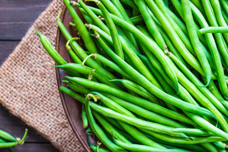 A bowl that contains green beans