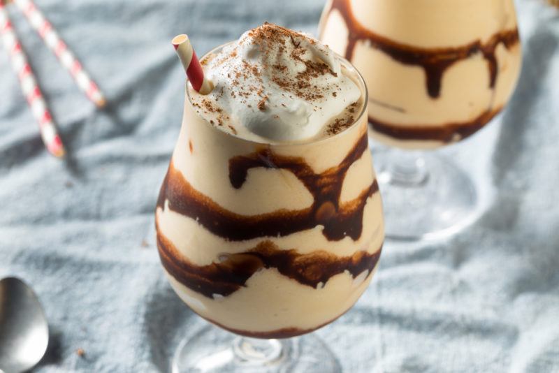 Two glasses of a mudslide cocktail with chocolate syrup