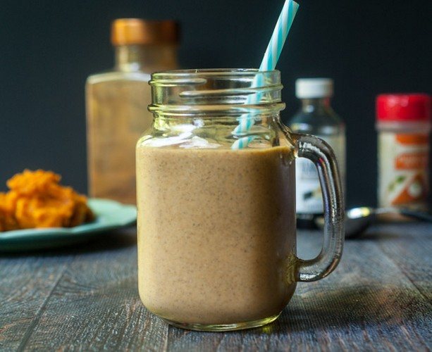 A pumpkin smoothie in a mason jar mug