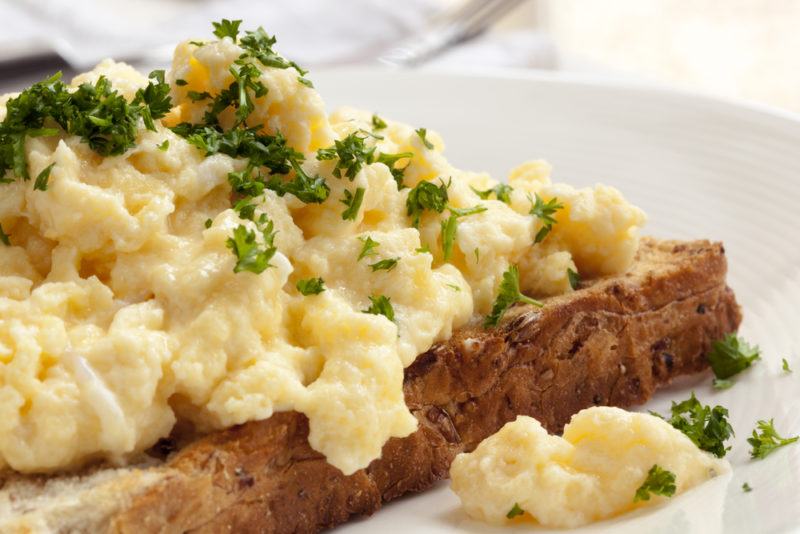 Scrambled eggs on toast with chives