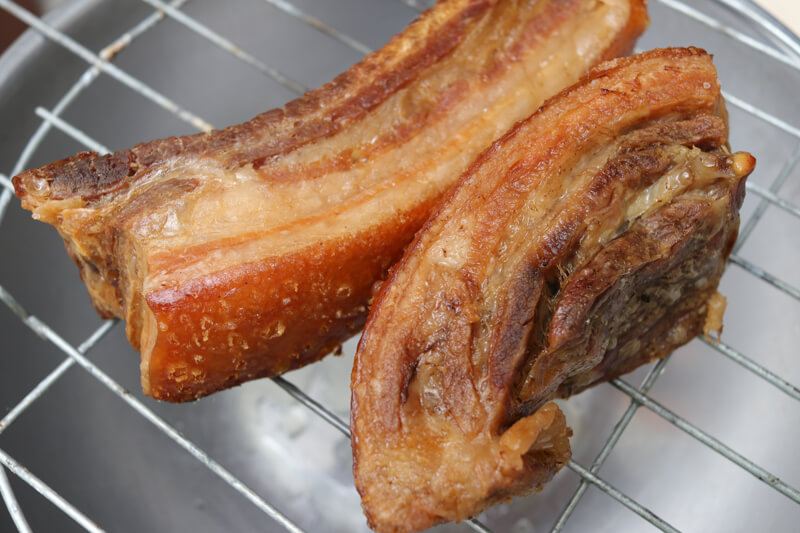 Fried and drained pieces of pork belly 