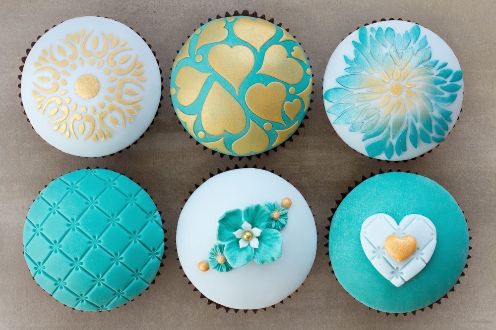 Six cupcakes with wedding fondant