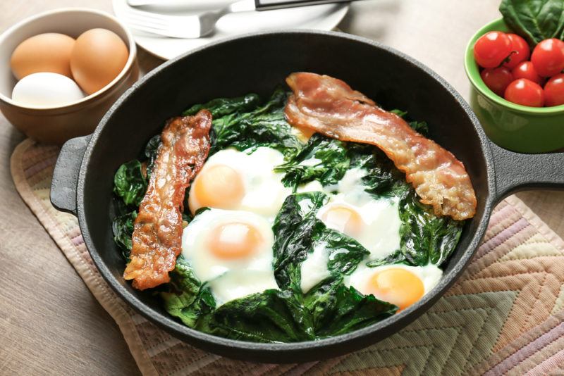 A breakfast with spinach eggs and bacon