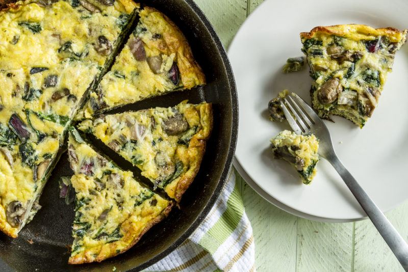 A frittata that contains spinach and mushrooms