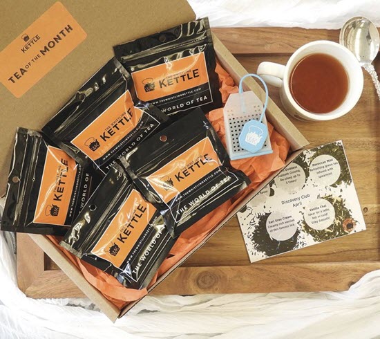 A box on a tray with 5 teas, an infuser and a tea card