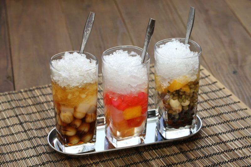 Three glasses of Vietnames che with ice and spoons