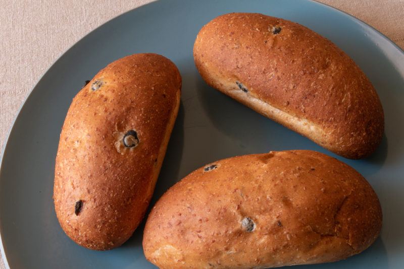 A blue plate with three pieces of samoon bread