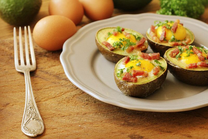 keto meal kits | Food For Net bacon, avocado, and fried eggs showing fatty foods that are good for the keto diet